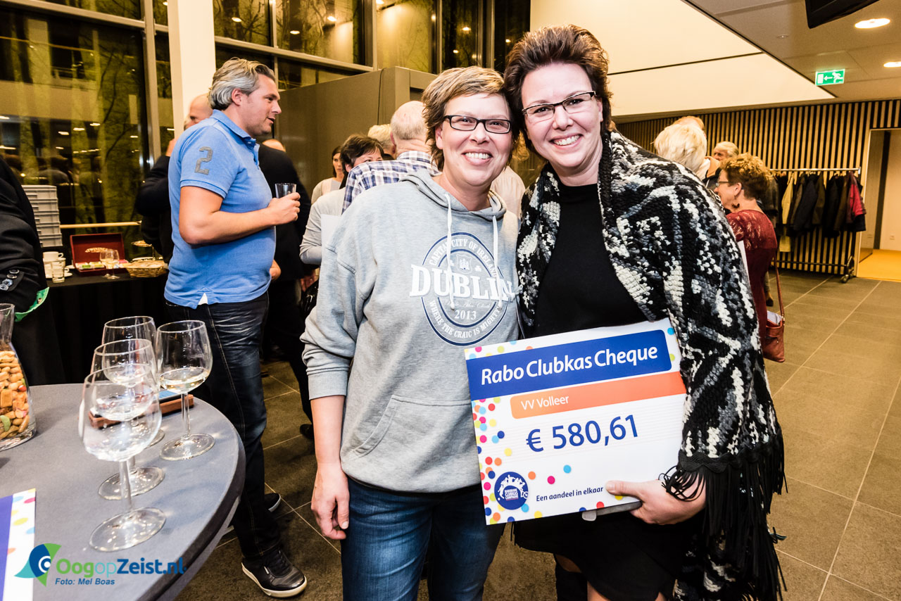 Op donderdag 12 november jl. werd op het kantoor van de Rabobank aan de Utrechtseweg in Zeist de uitslag bekendgemaakt van de Rabo Clubkas Campagne 2015. Tijdens deze feestelijke finaleavond waren er alleen maar winnaars. Iedere deelnemende vereniging ging met een mooi bedrag naar huis, uiteenlopend van € 195 tot ruim € 3.000. In totaal deden 108 lokale verenigingen mee en werd er meer dan 8.000 keer gestemd door de leden van Rabobank Utrechtse Heuvelrug.