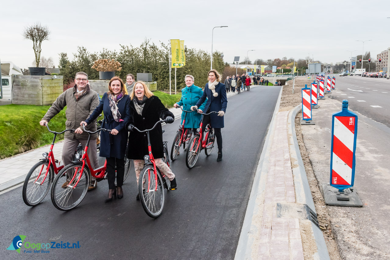 Gedeputeerde Jacqueline Verbeek-Nijhoff opent de fietstunnel onder de universiteitsweg