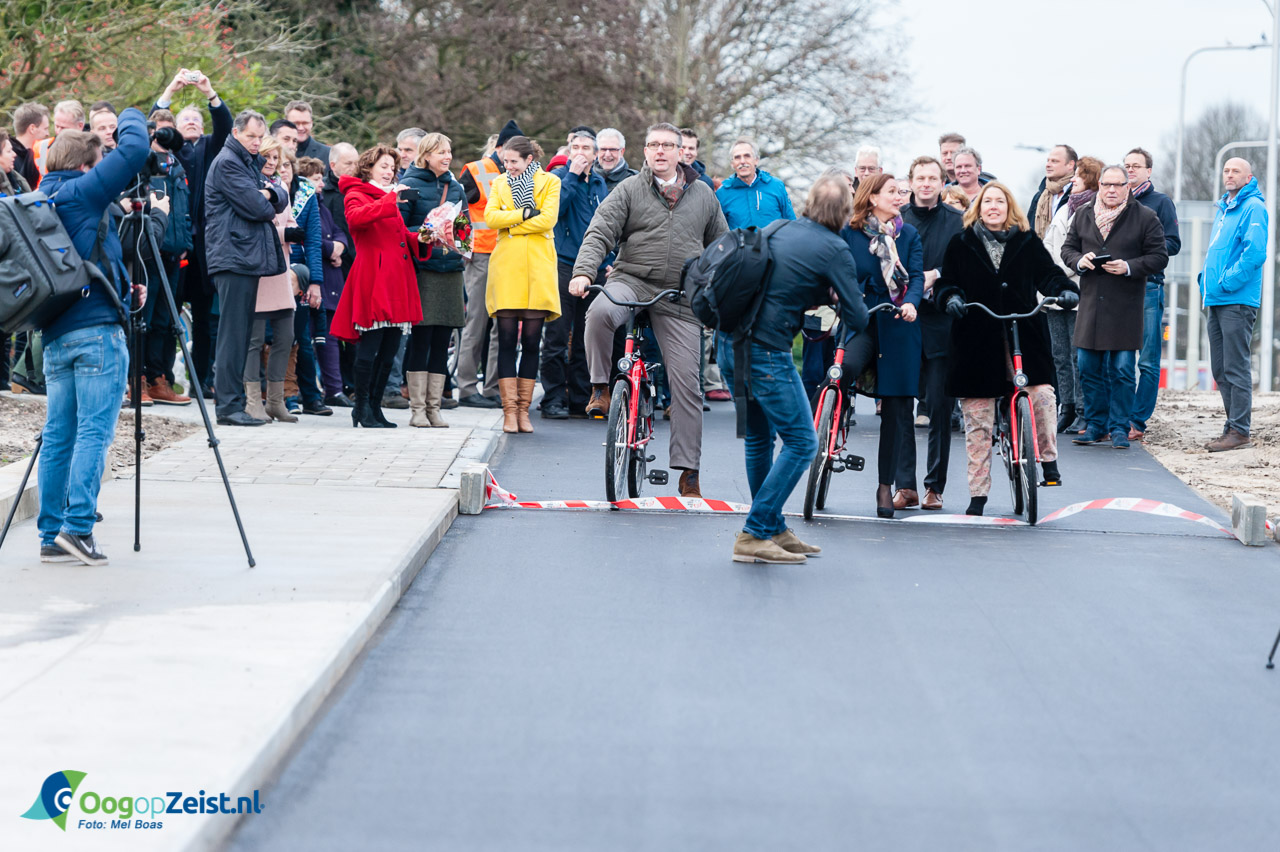 Gedeputeerde Jacqueline Verbeek-Nijhoff opent de fietstunnel onder de universiteitsweg