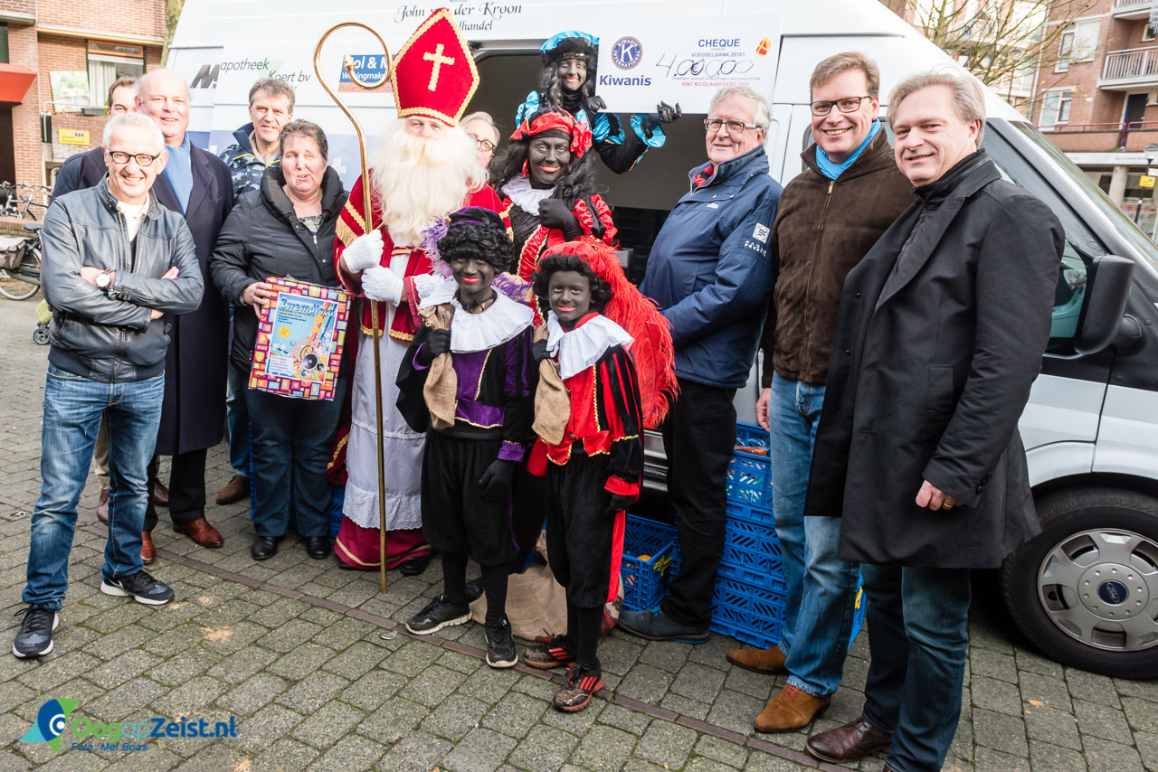 Sinterklaas maakt groepsfoto met donateurs voedselbank Zeist