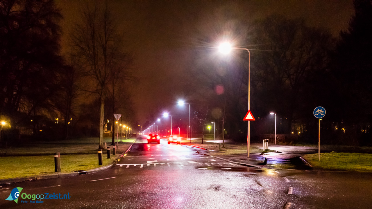 Nieuwe straatverlichting op de Oude Arnhemseweg bij nacht