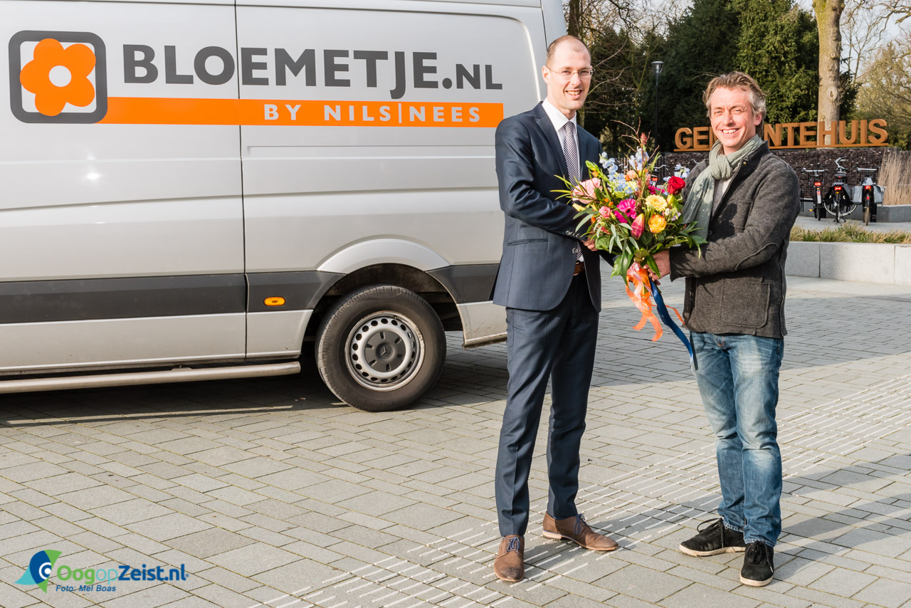 Onderschrift foto: Nils Nees van Bloemenboetiek Bloemetje.nl overhandigt het eerste Business Boeket aan Sander Jansen, wethouder Economische Zaken gemeente Zeist.