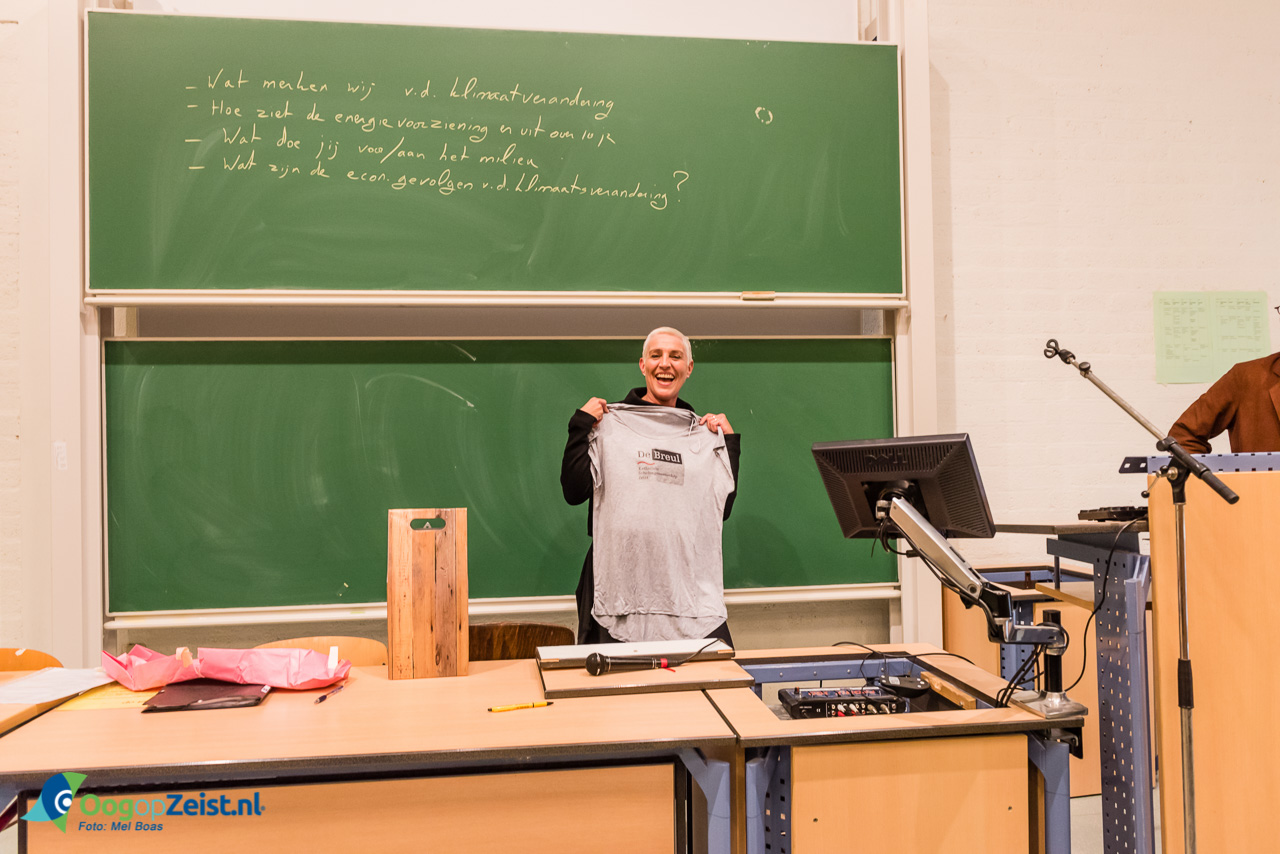 Als presentje kreeg Oud staatsecretaris Wilma Mansveld een Breul T-shirt