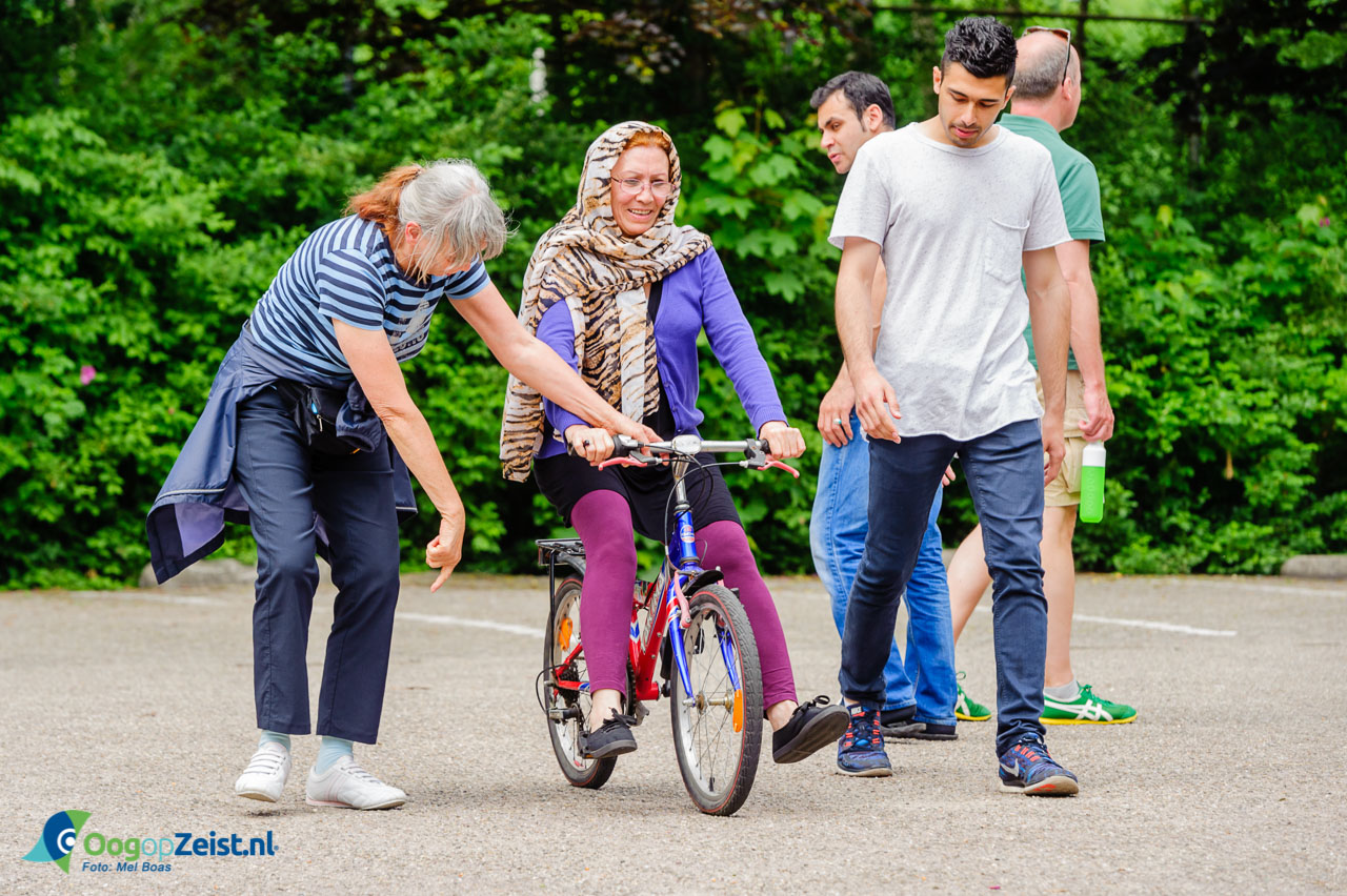 Door het geven van fietsles wordt de integratie van vluchtelijgen bevordert.