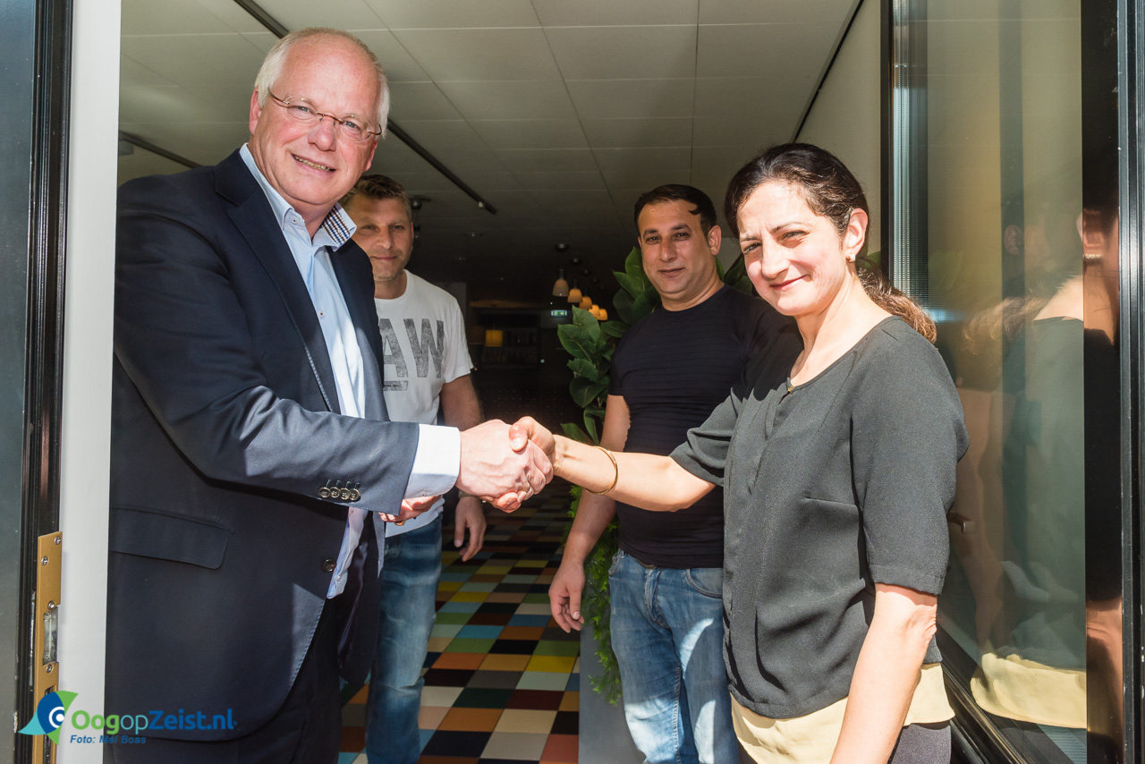 Wethouder Fluitman feliciteert Nesla met de opening van restaurant Lara aan de Steijnlaan 