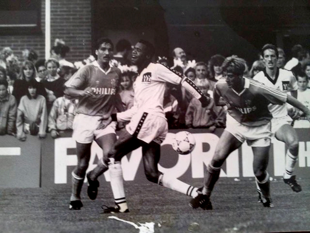 Duel tijdens de wedstrijd van Oranje tegen het Zeister Elftal van mei 1990