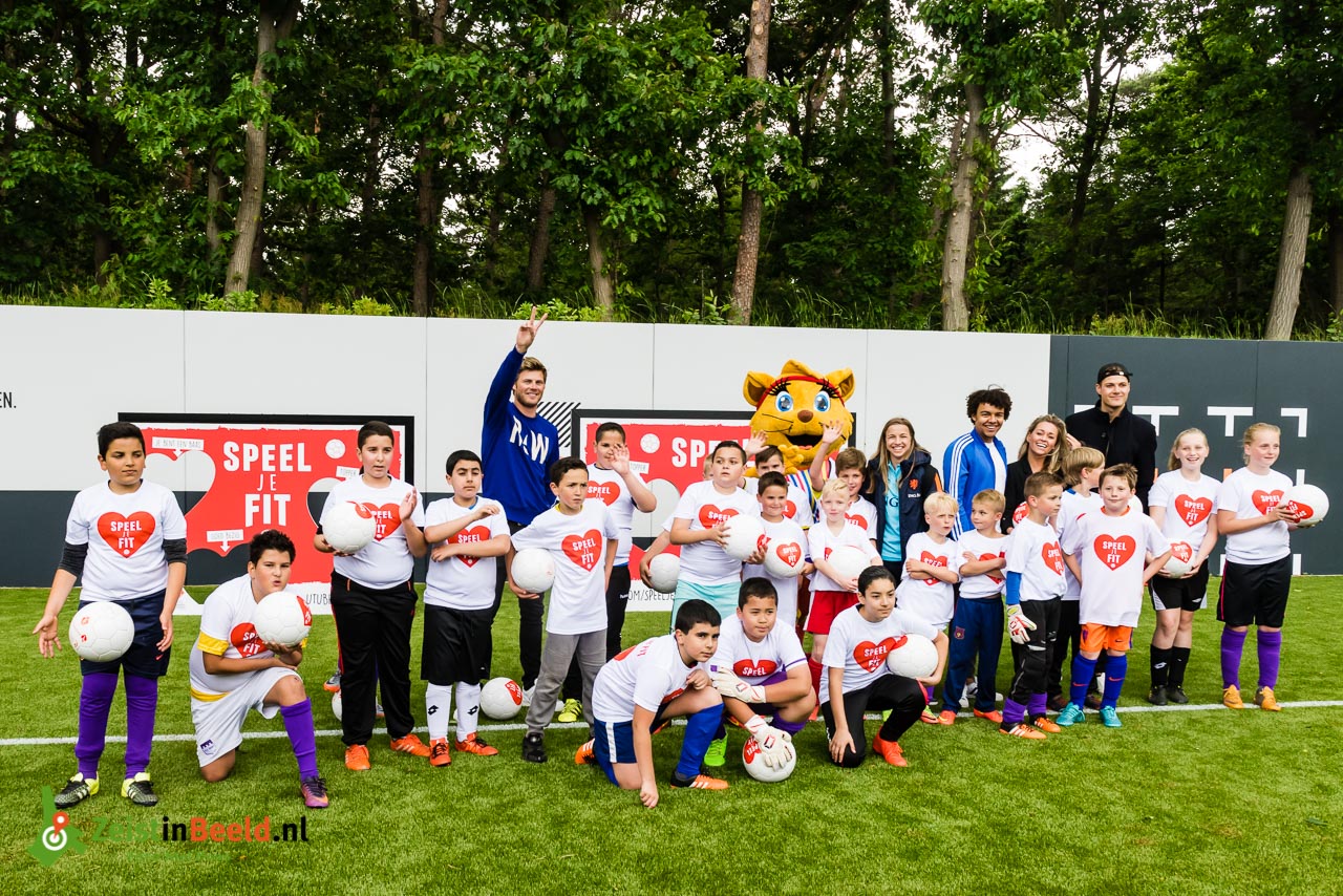 Groepsfoto met ambassadeurs van het 'speel je fit' programma op de KNVB Campus in Zeist