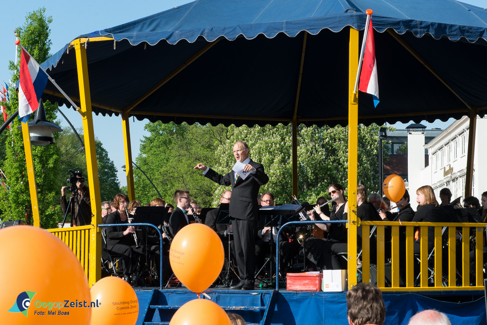 121ste Aubade, door het Koninklijk Zeister Harmonie Muziekgezelschap voor het nieuwe stadhuis.
