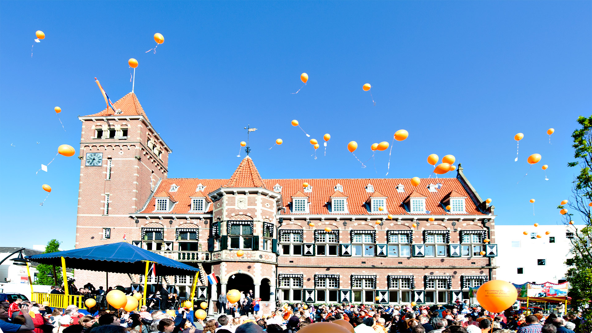 Koningsdag 2014 in Zeist Aubade voor het nieuwe stadhuis.