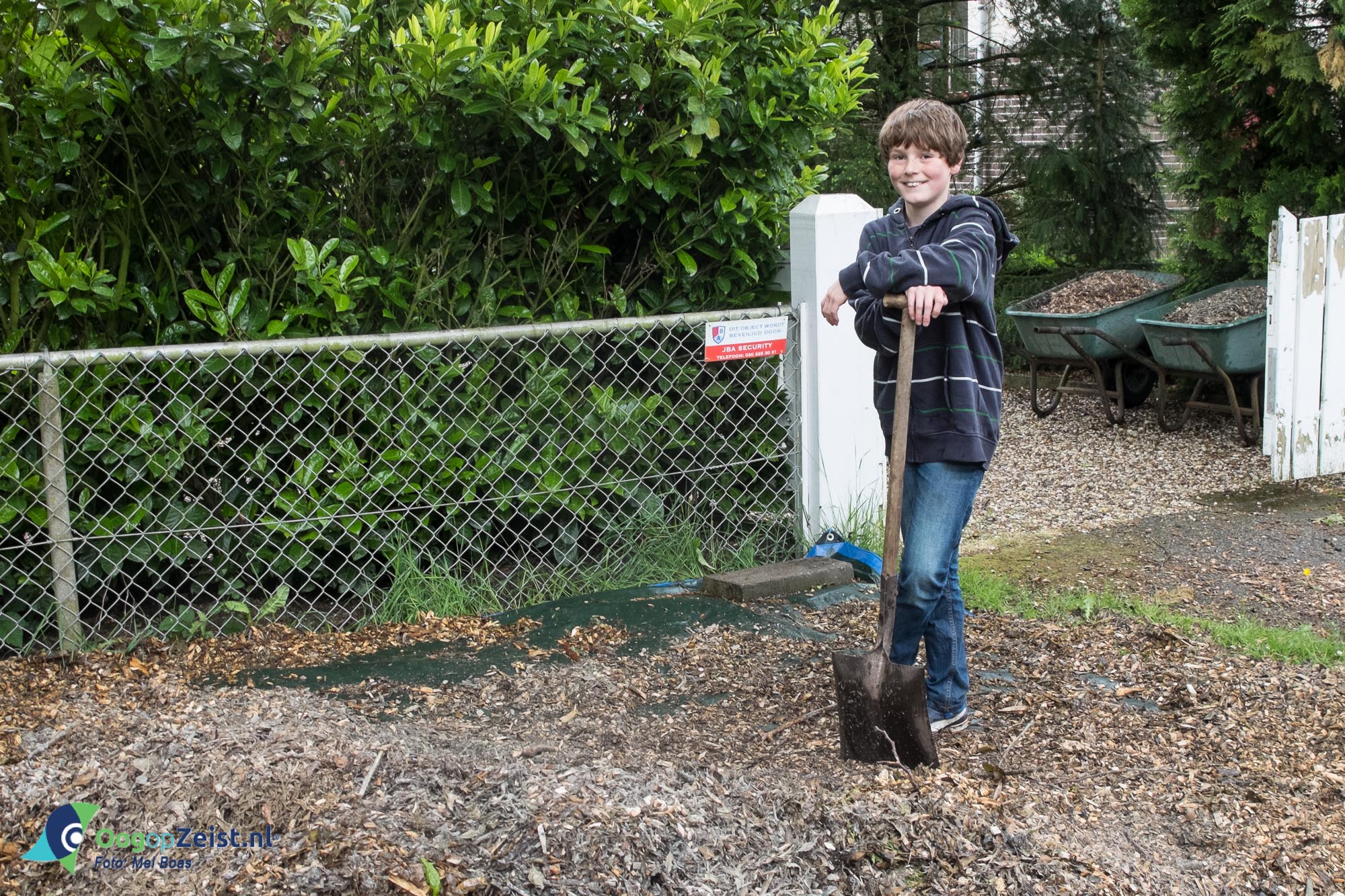 Sam helpt zijn Oma met het in de border scheppen van de oude boom