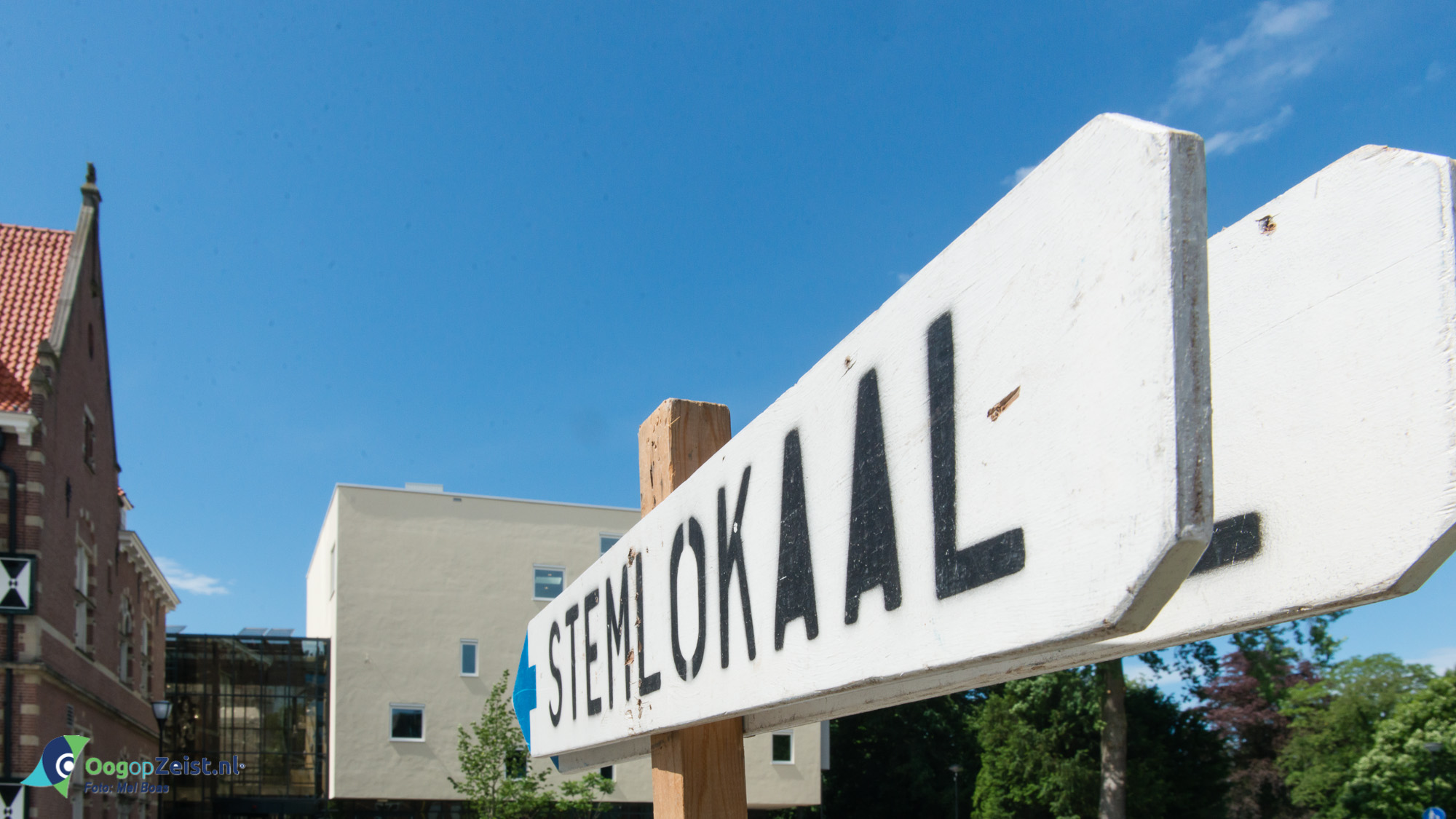Verkiezingsdag in het gemeentehuis in Zeist