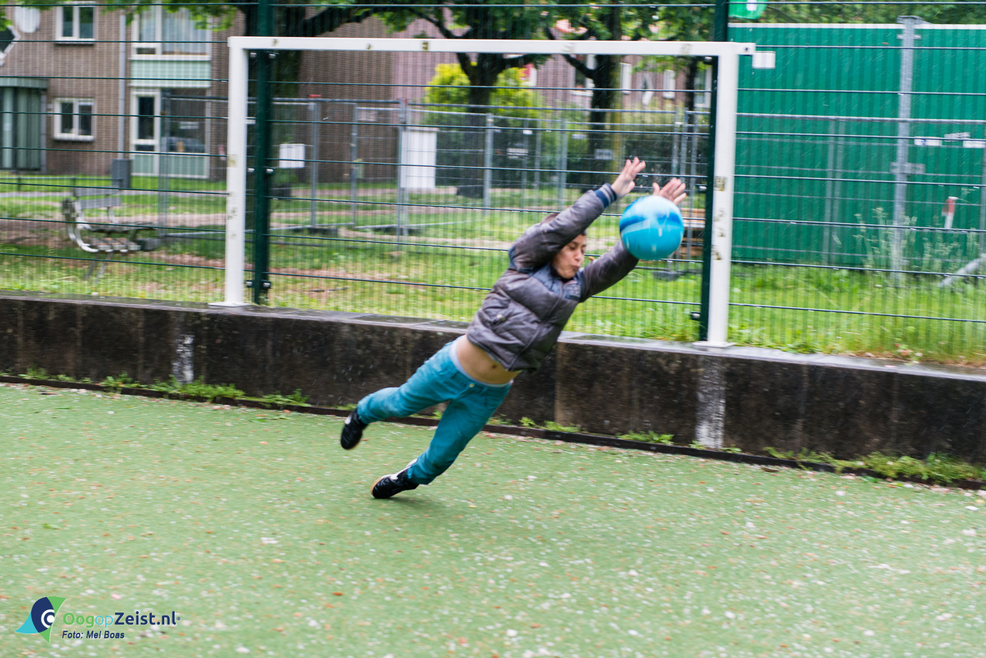 Slecht weer! - "Toch even balletje trappen."
