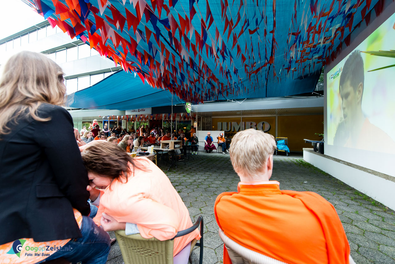 Huntelaar neemt De strafschop.