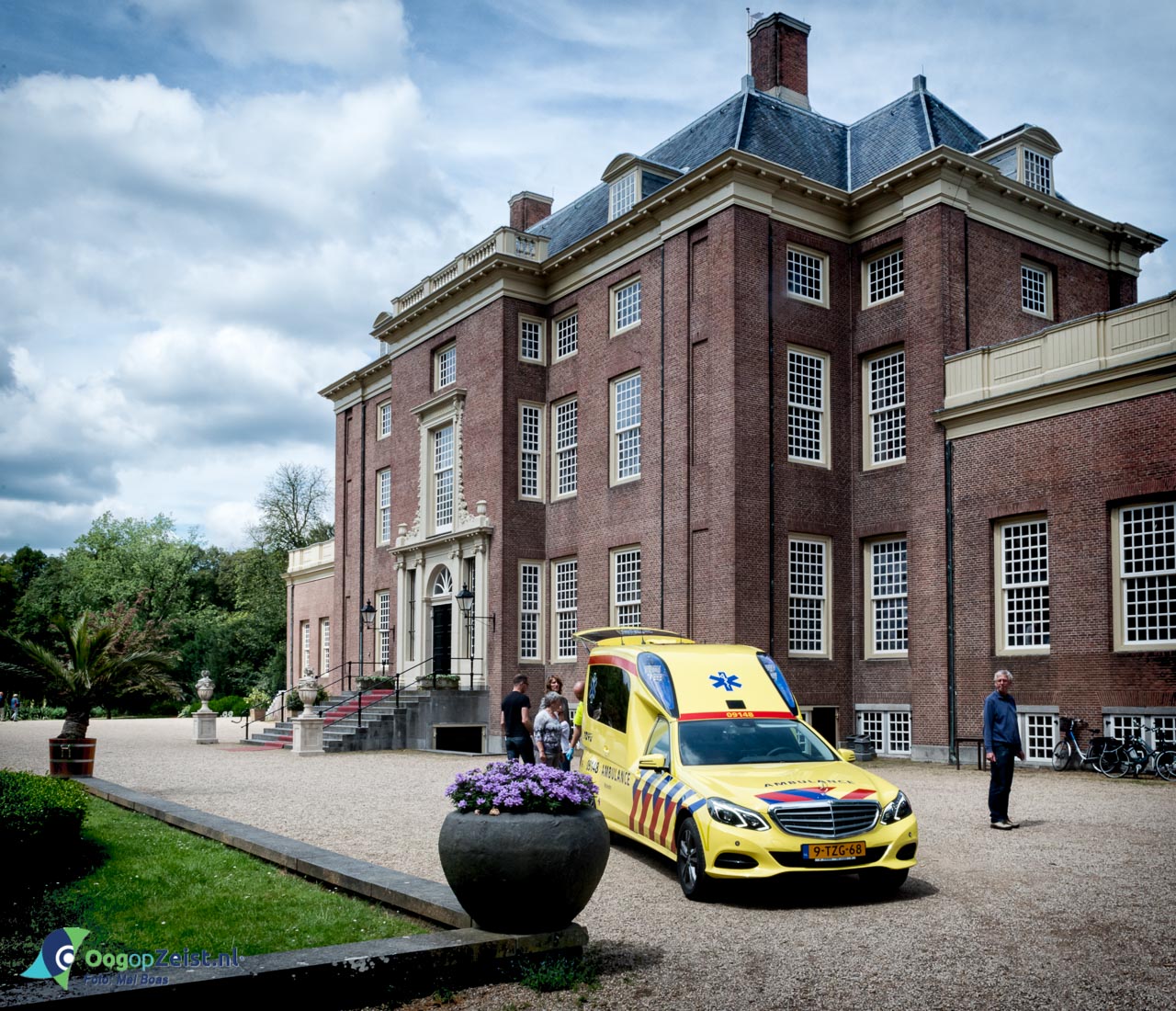 Ambulance voor Het Slot Zeist.