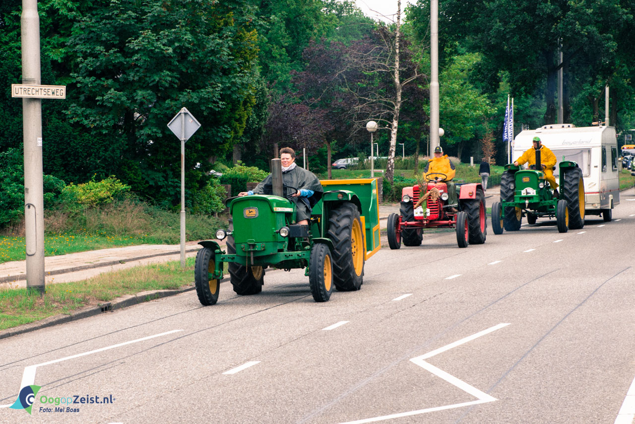 Tractoren verlaten Zeist in colone via de Utrechtseweg