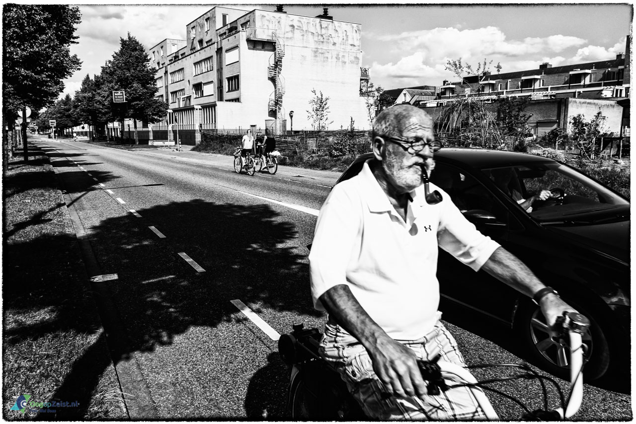 Man met pijp op de Antonlaan in Zeist op de fiets