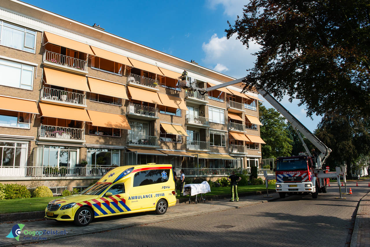 Brandweer helpt bij ophalen bewoner