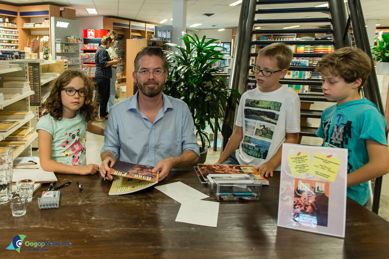 Wilbert van der Steen tekent en signeert