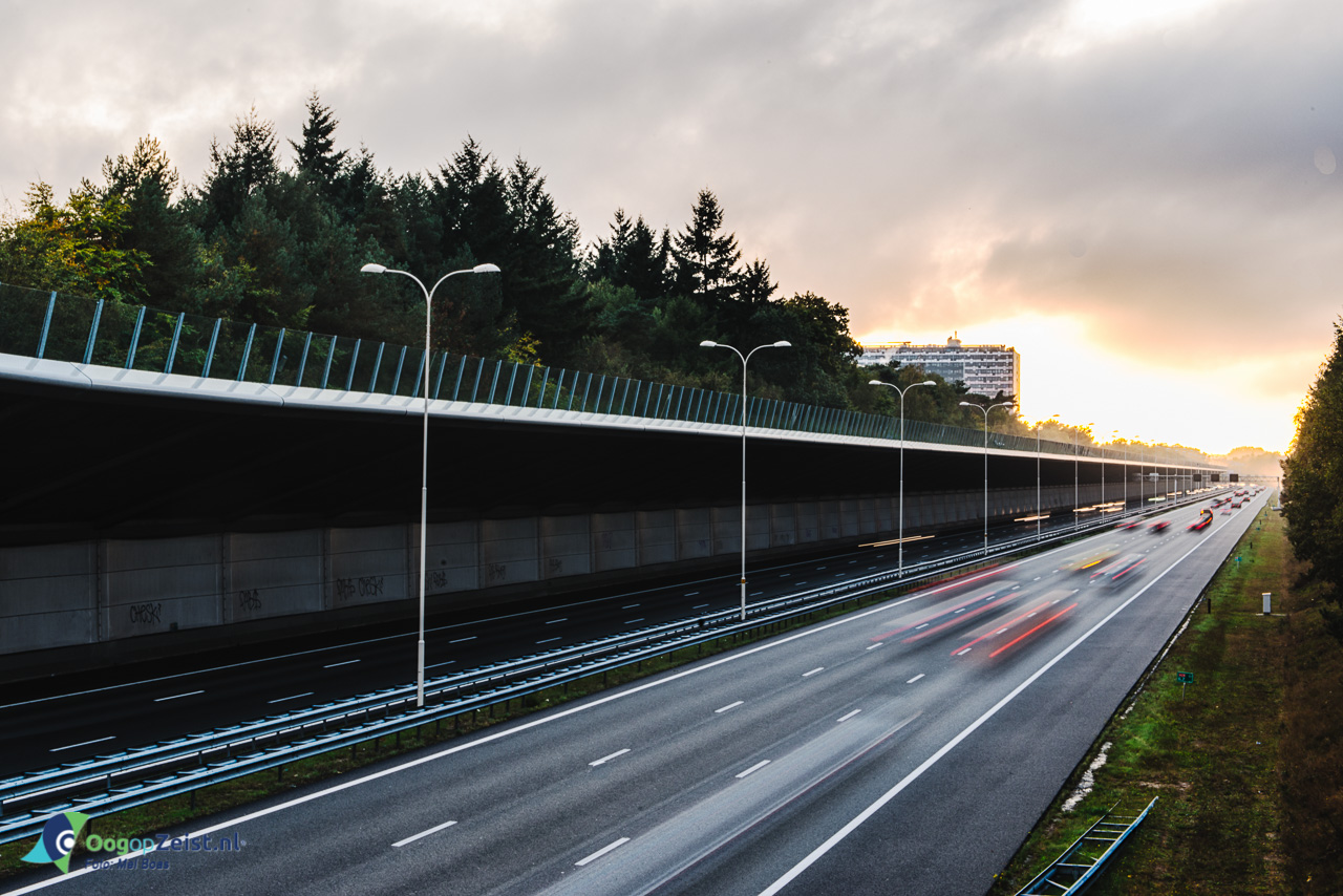 A28 in de herfst bij mistig weer en ondergaande zon