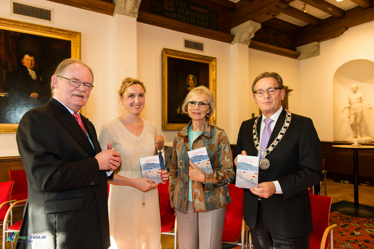 Boekpresentatie in het gemeentehuis van Zeist. Stichting de hofreis.