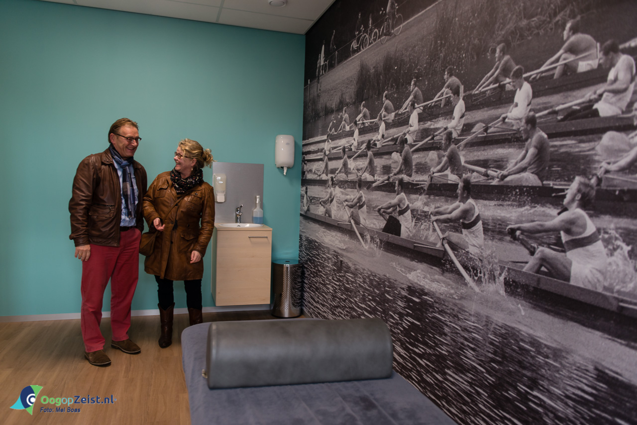 Koos Jansen en zijn vrouw bekijken een van de nieuwe behandelkamers.