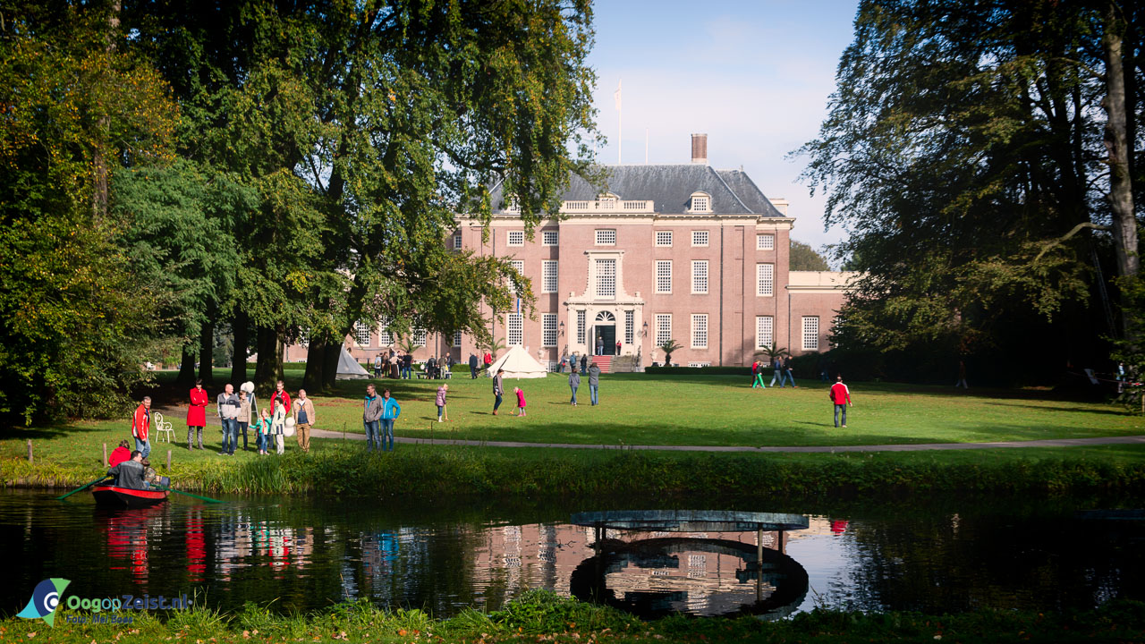 Varen in de slotgracht van Het Slot Zeist