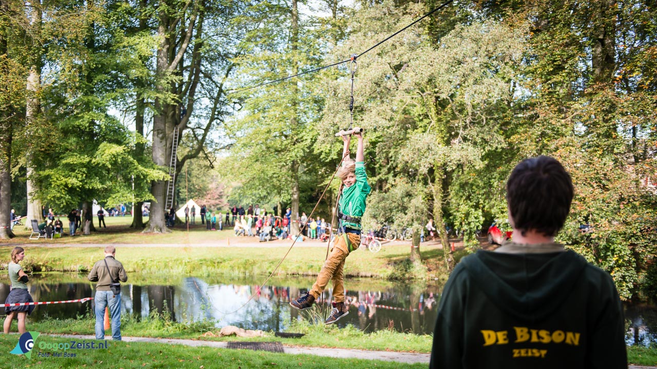 Kabelbaan over de slotgracht. Het geheugen van Zeist dag op Het Slot Zeist.