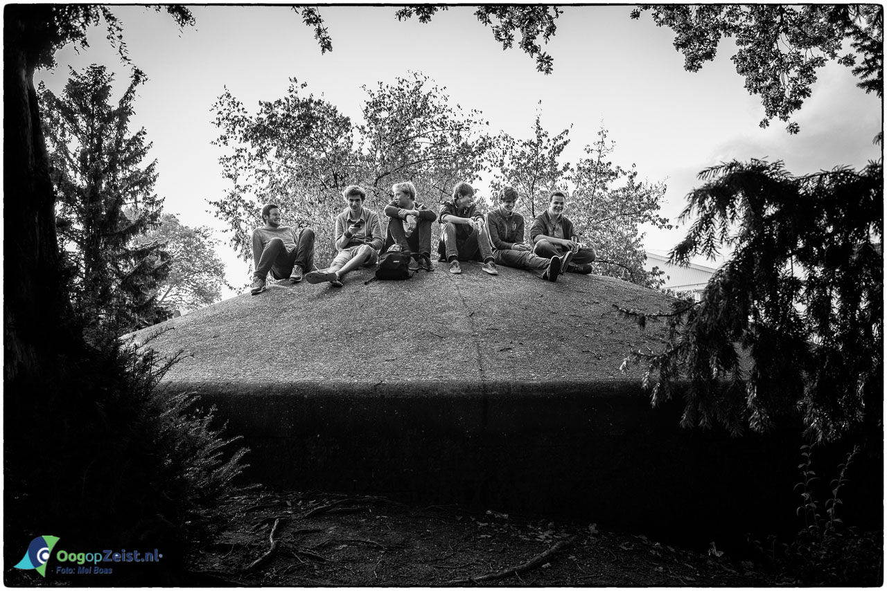 Jongens in het Willeminapark vieren het begin van de herfstvakantie