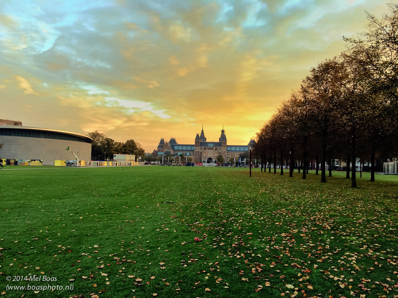 Zonsopgang boven het rijksmuseum op het museumplein.