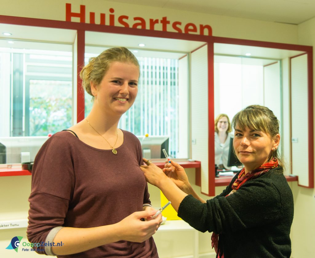 griepprikken halen in huisartzenpraktijk Vollenhoven onder toeziendoog van Huisarts de Voogd