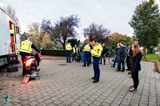 Scooter controle op de stationslaan Bethanieplein door de politie Zeist