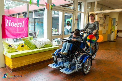 Bannierhuis Zeist sponsort bijzondere fiets voor kinder rolstoelen bij reinaerde de berk
