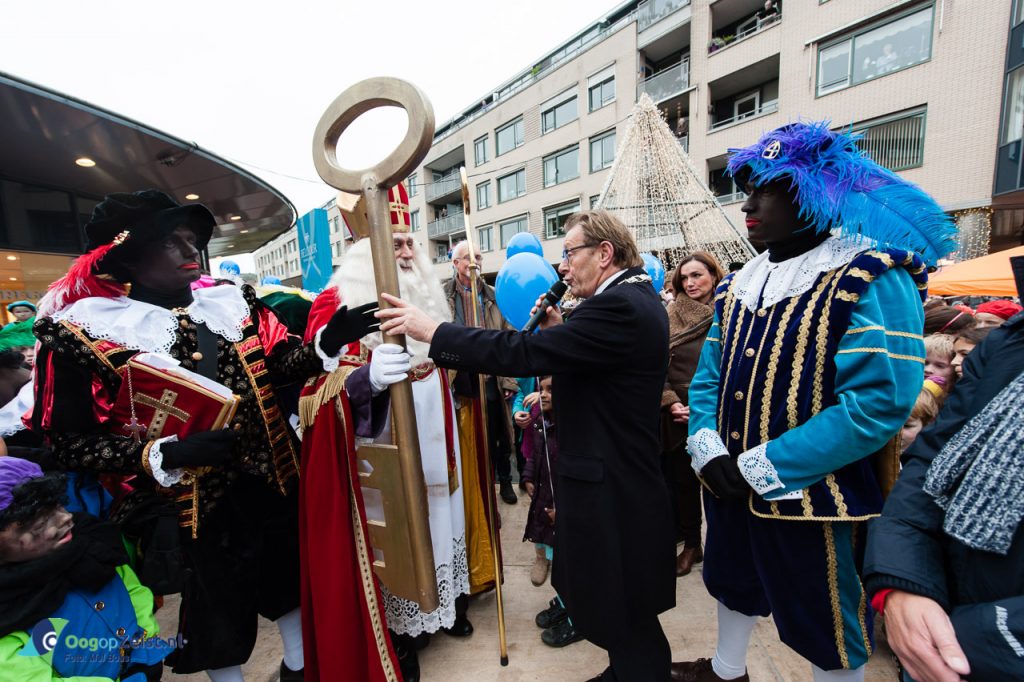 Sinterklaas ontvangt de sleutel van Burgemeester Jansen