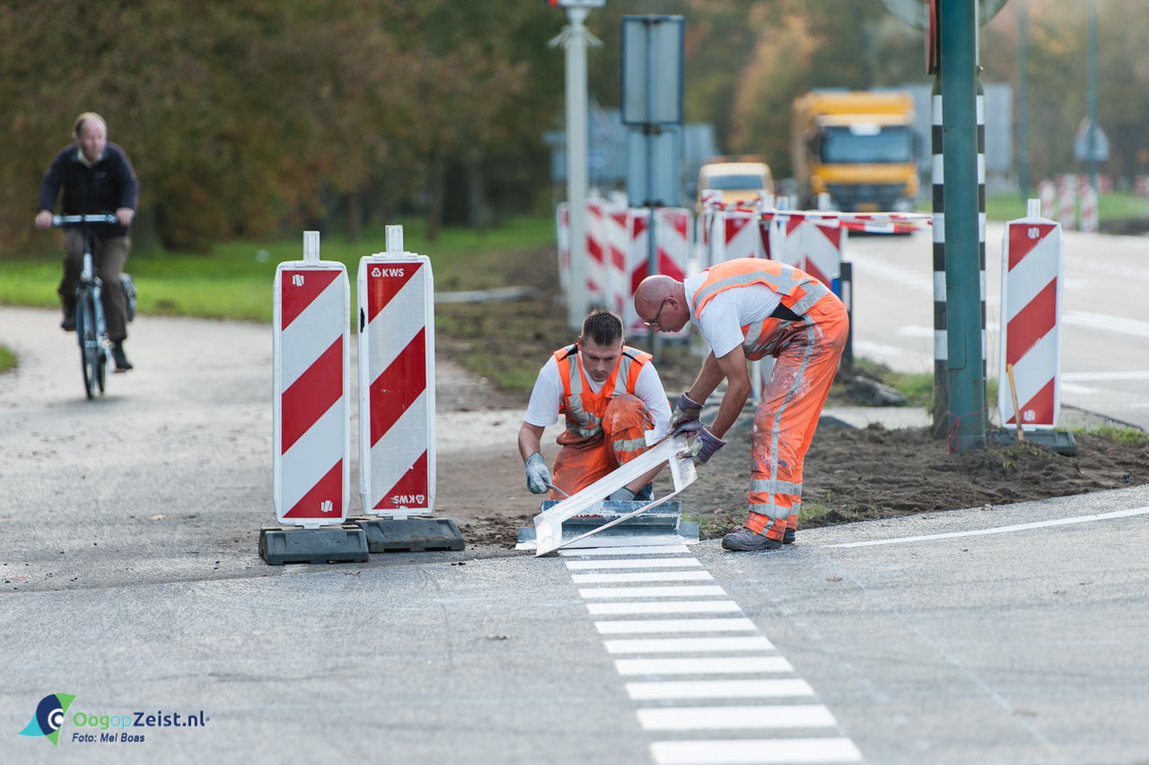 Het aanbrengen van de belijning op de kruising van de N237 en de panweg tijdens wegwerkzaamheden