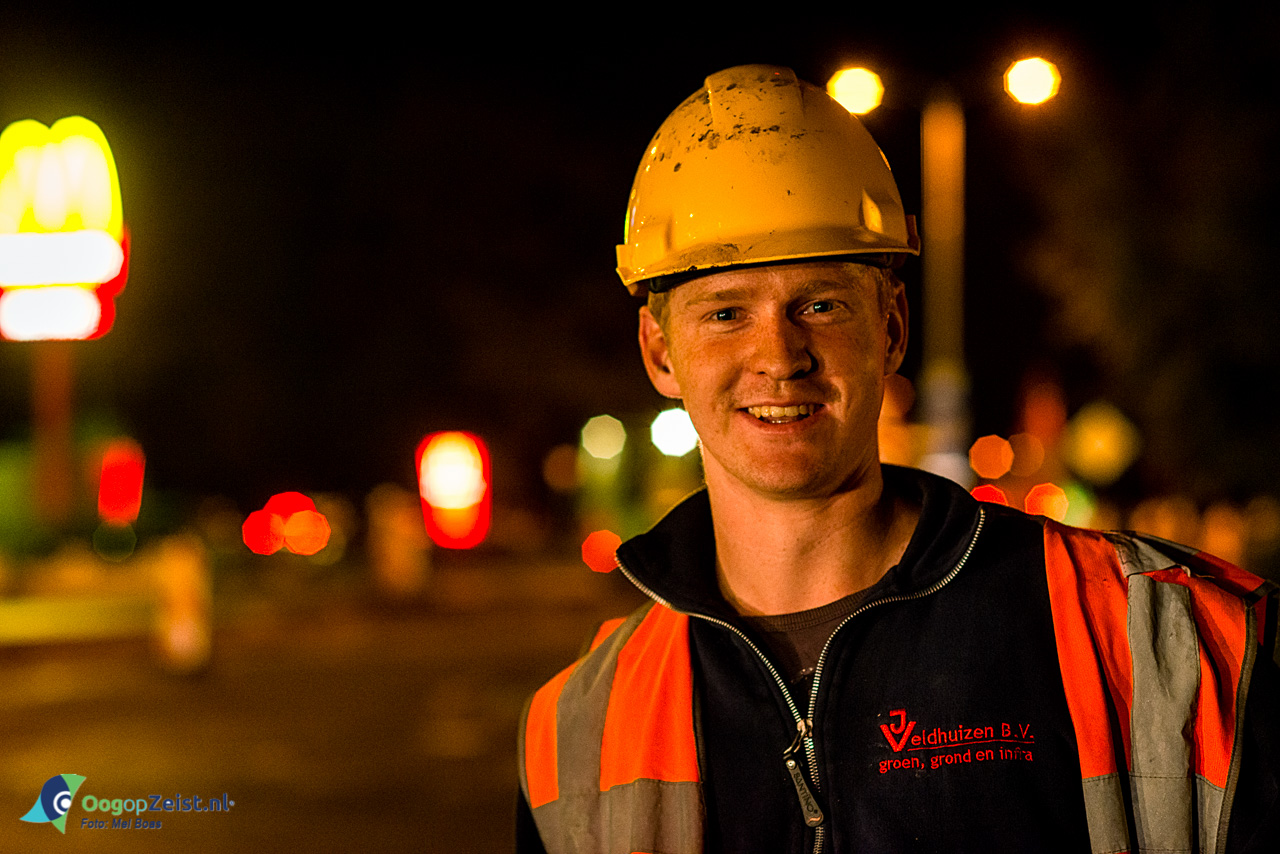 Het aanbrengen van asfalt op de kruising van de N237 in den Dolder