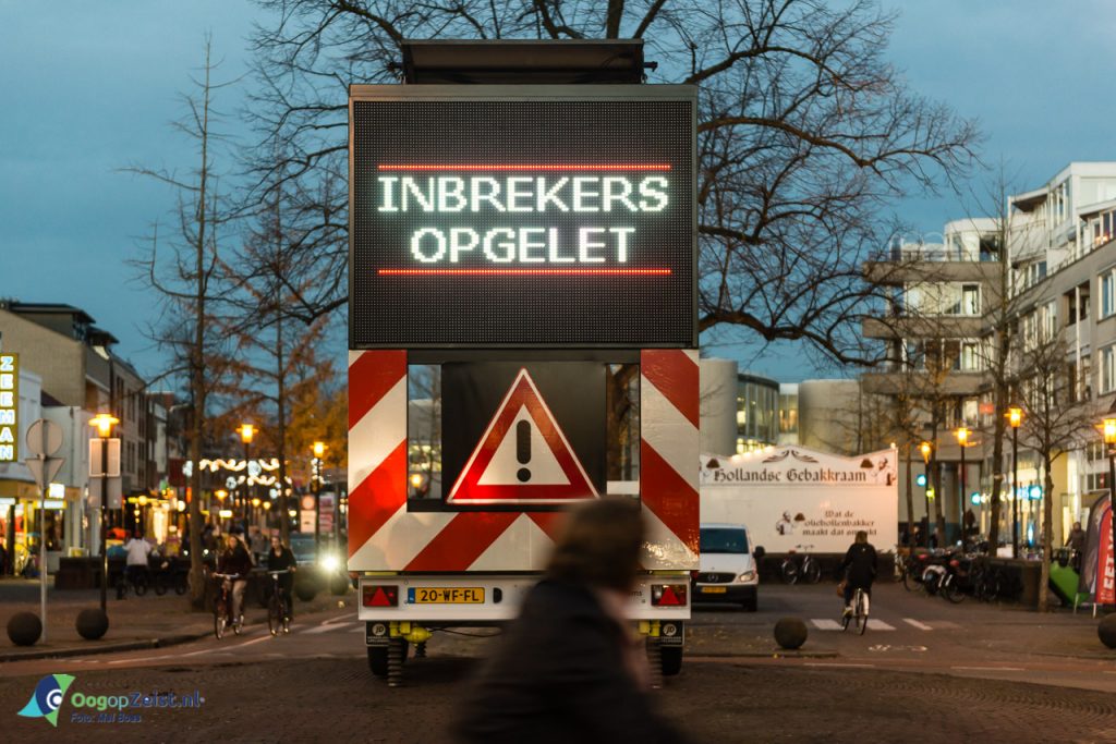 Politie plaatst maxtrixbord op Emmaplein "inbrekers Opgelet"