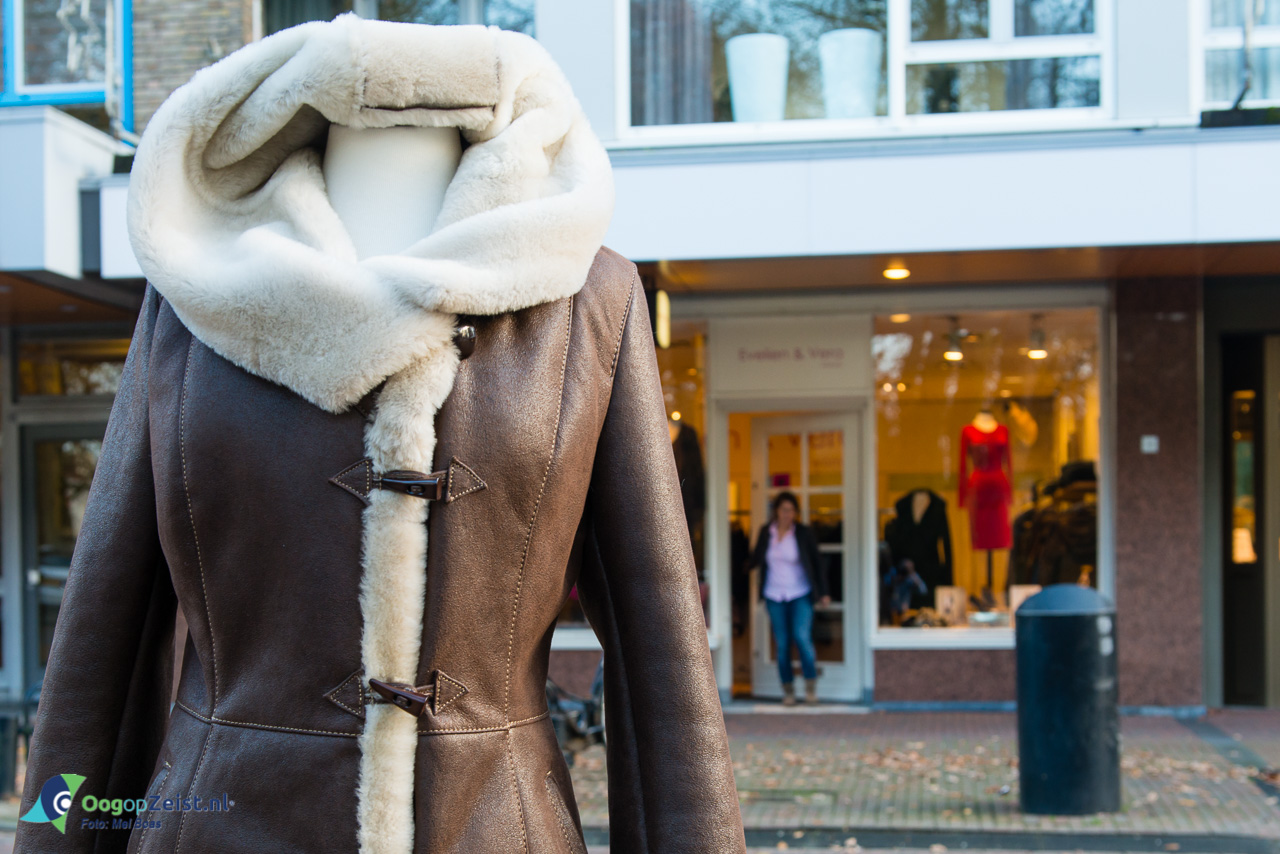Jassen sale bij Eveline en Vera op de Slotlaan
