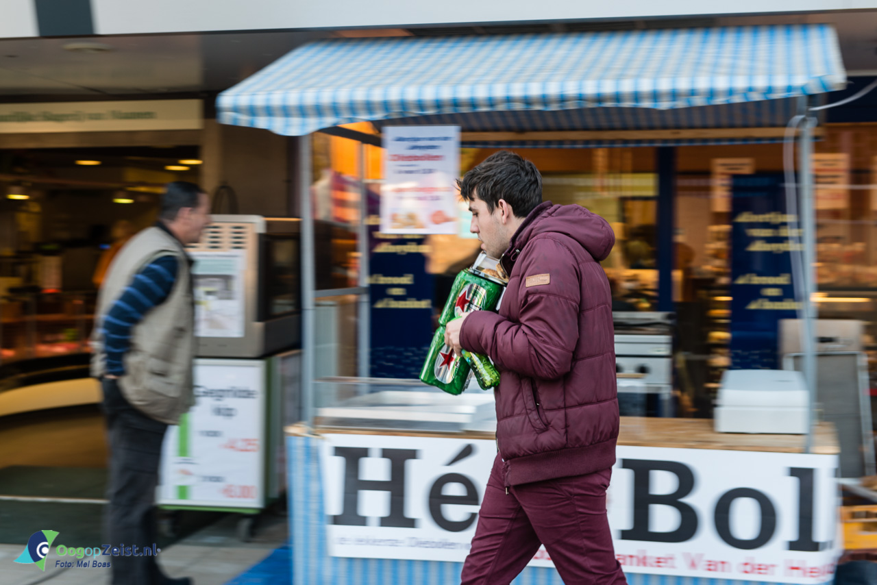 Biertjes halen op het vrijheidsplein voor avondje buizen.
