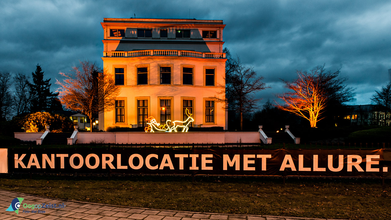 Kerstman in de tuin van scharwijde aan de Utrechtseweg