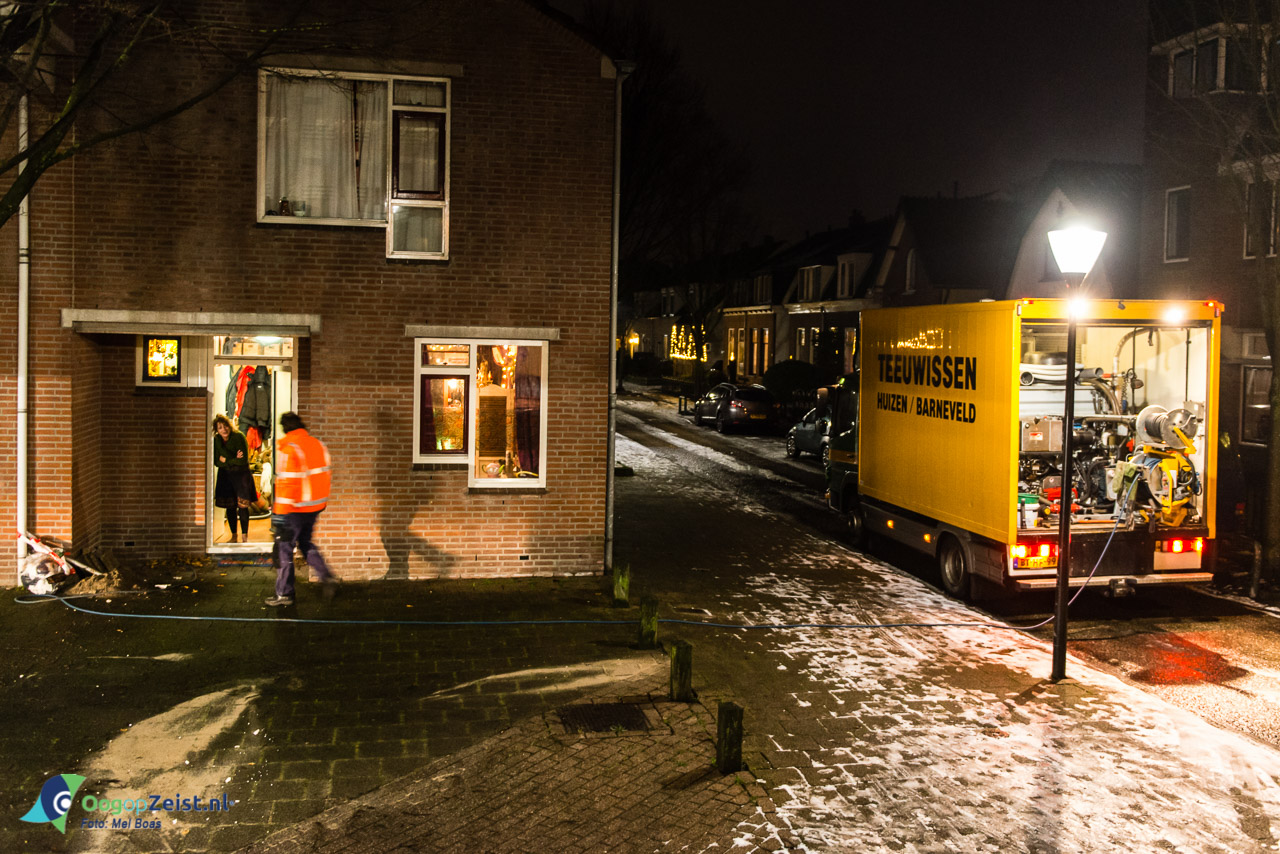 Riool verstopt na sneeuwval in de Kerkstraat. De riolering wordt doorgespoten in opdracht van de gemeente Zeist