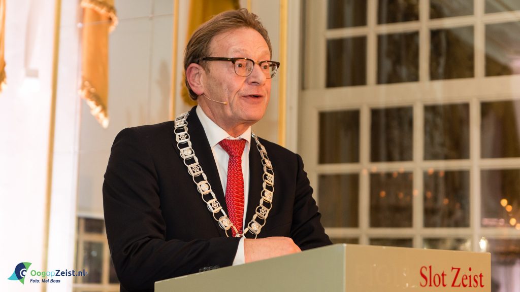 Nieuwjaarstoespraak Burgemeester Koos Jansen in volle spiegelzaal. Het Nieuwjaarsfeest van de gemeente Zeist