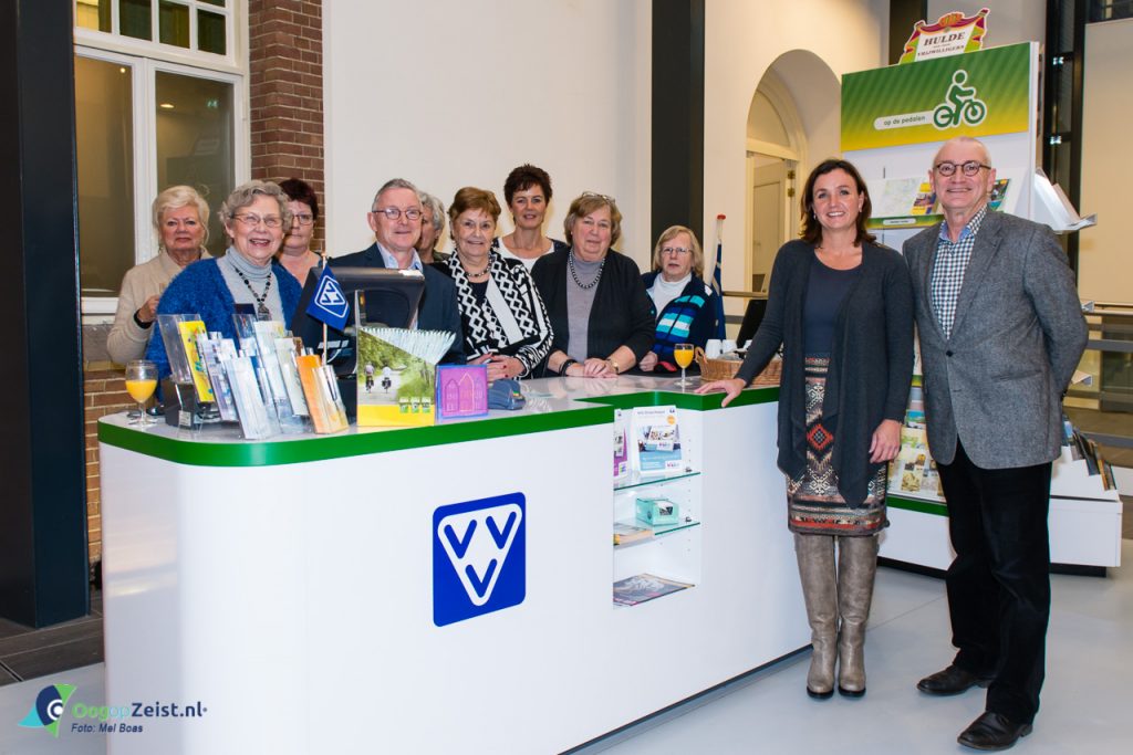 Toeristisch informatiepunt VVV opent in publiekshal gemeente Zeist, door wedhouder Jacqueline Verbeek