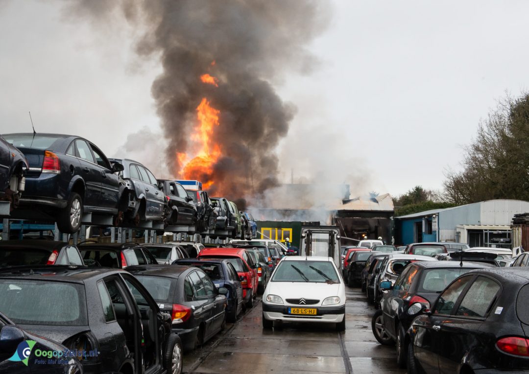 Grote brand bij Allround Autodemontage bedrijf Fornhese Laan Den Dolder