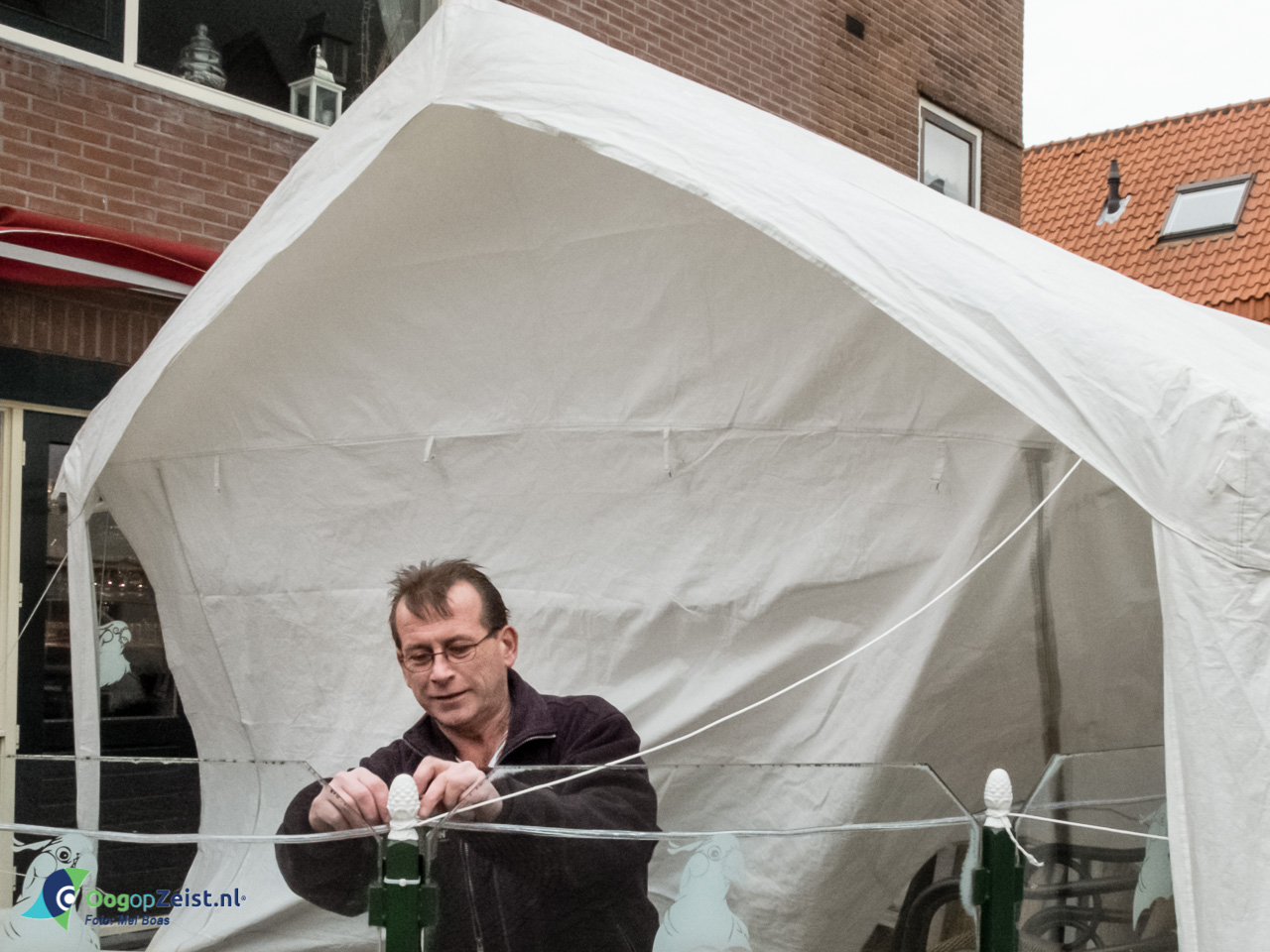 Rokerstent van Cafe de Kaketoe wordt vastgezet door Rob Drega.