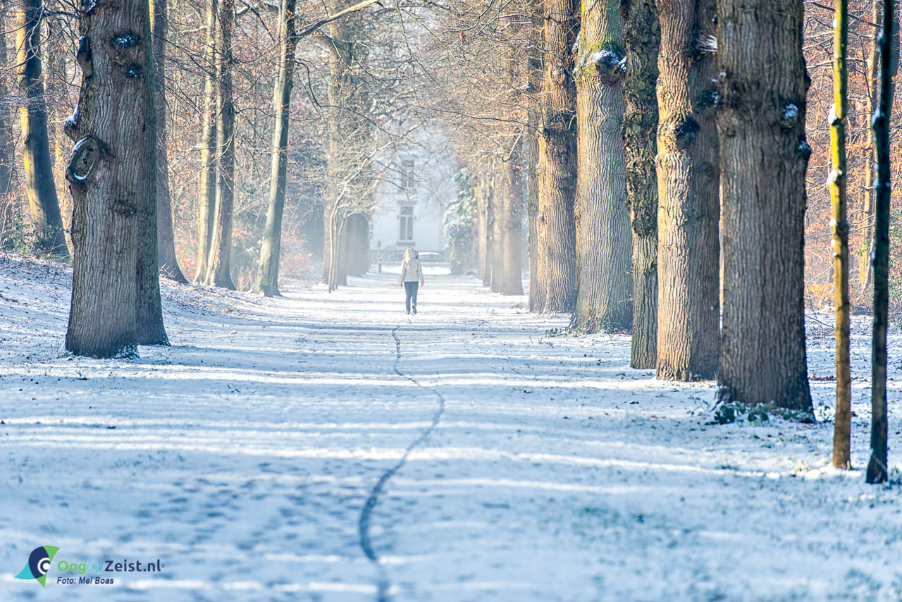 Meisje wandelt door Beek en Royen in de sneeuw.