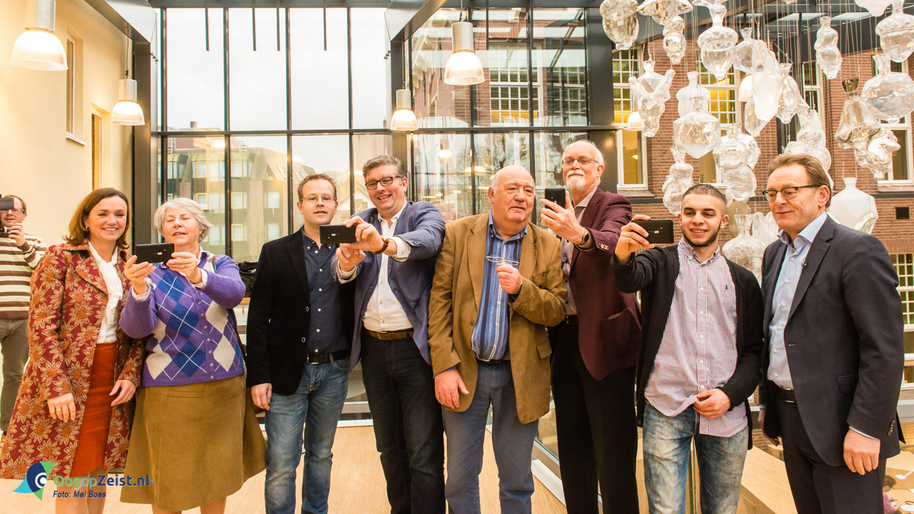 Inwoners maken selfie samen met B&W met hun D-mobieltje