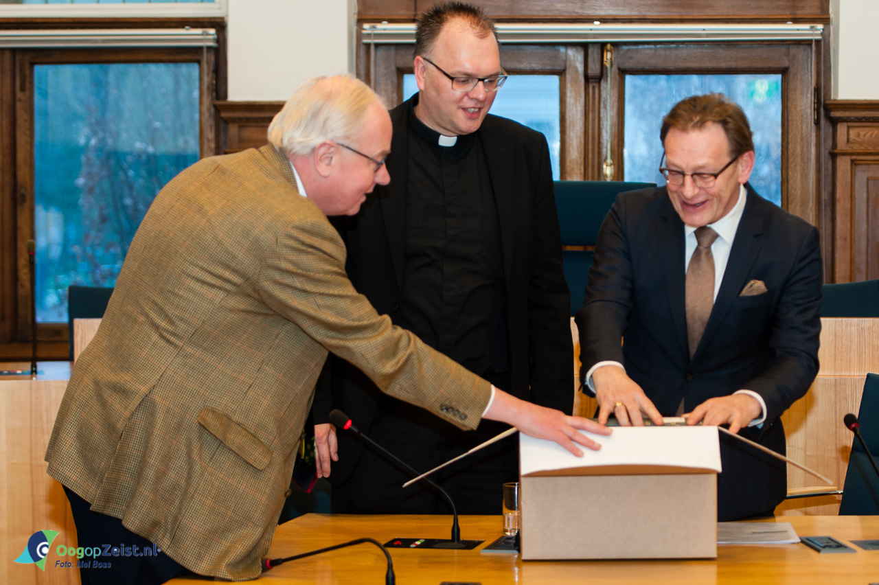 De eerste archiefdoos van 42 meter parochiearchief van de St. Josephkerk overgedragen aan de gemeente.