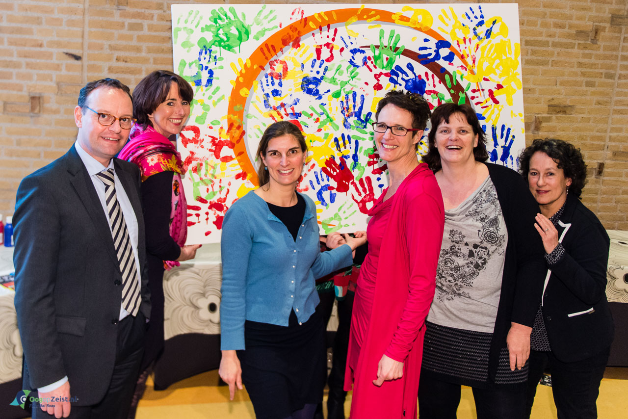 Alle handjes op het nieuw Samen voor Zeist kunstwerk