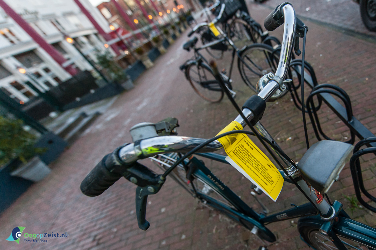Gemeente Zeist is op wrakkenjacht. Fietswrakken in het Centrum kunnen, dit gele briefje aan hun fiets verwachten
