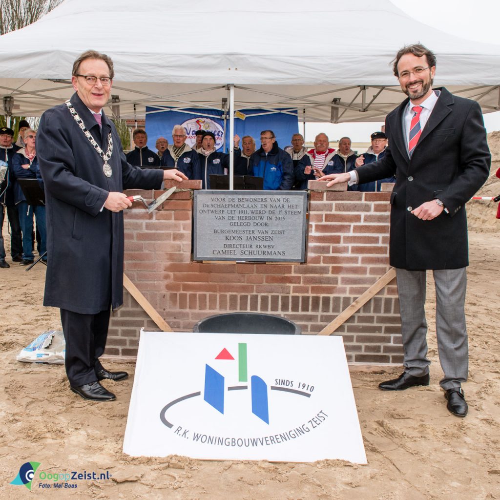 De burgemeester Koos Janssen en de directeur RK Woningbouw leggen eerste steen woningen Schaepmanlaan